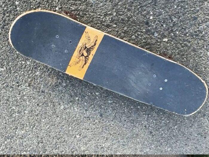 長男にスケボーを組んでもらう様子