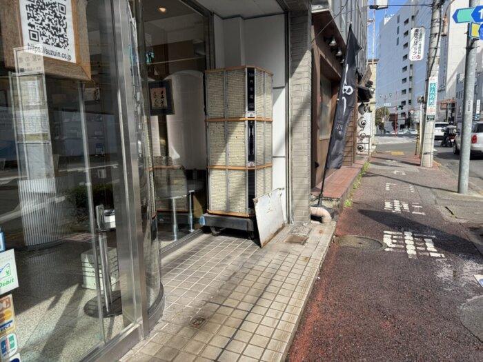 鈴印の店頭にあった三文判のタワー